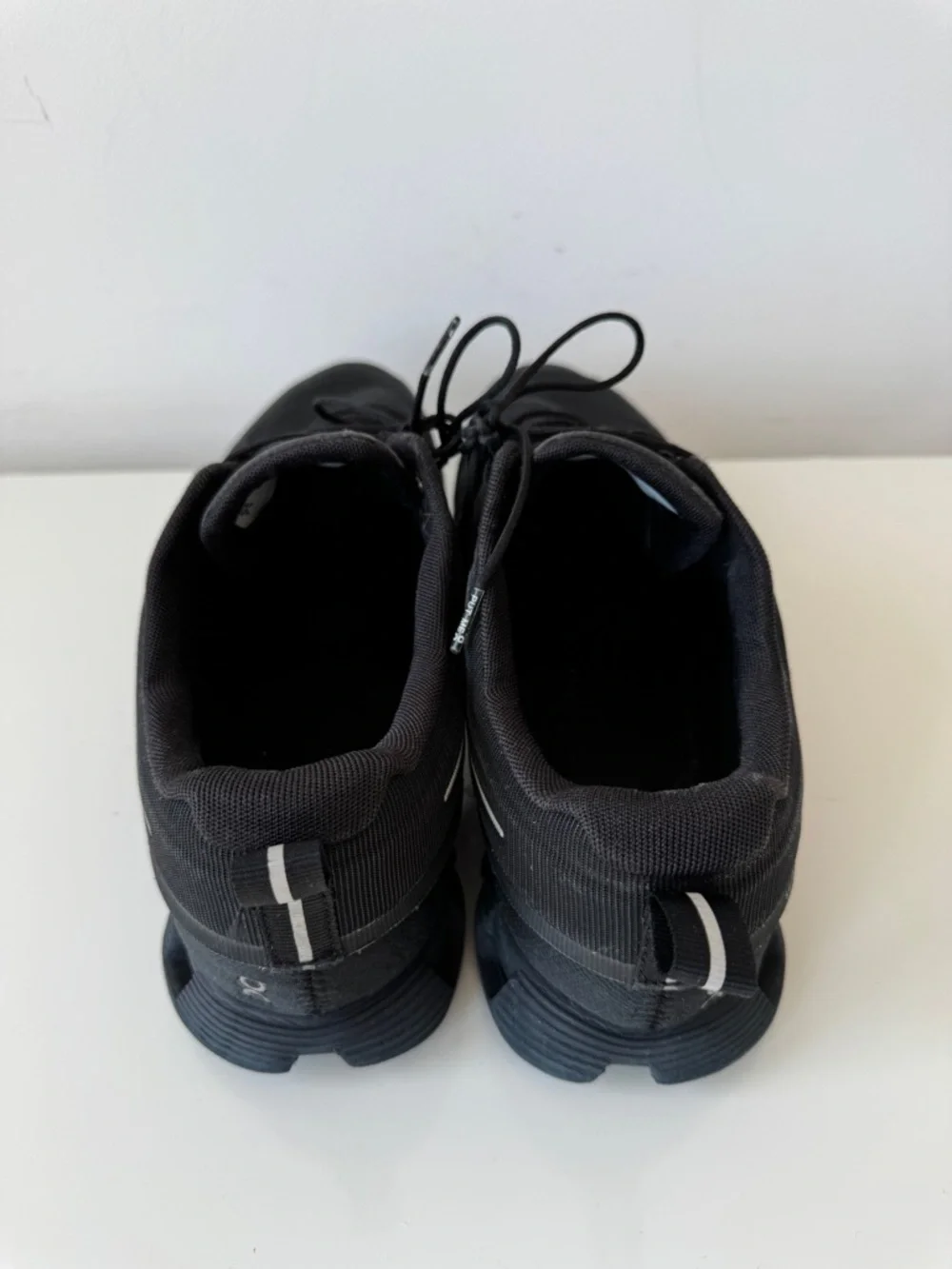 On Cloud 6 Black Running Sneakers - Picture 4 of 7